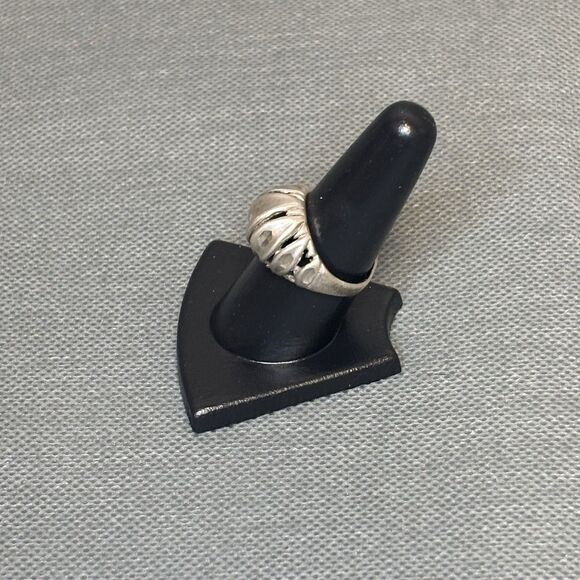 VINTAGE Ribbed Domed Ring Sterling Silver Size 8 1/2 - Picture 2 of 10